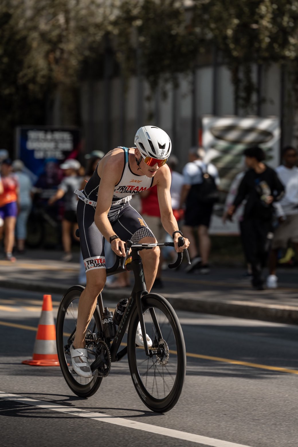 Nathan Logoz à vélo pendant un triathlon