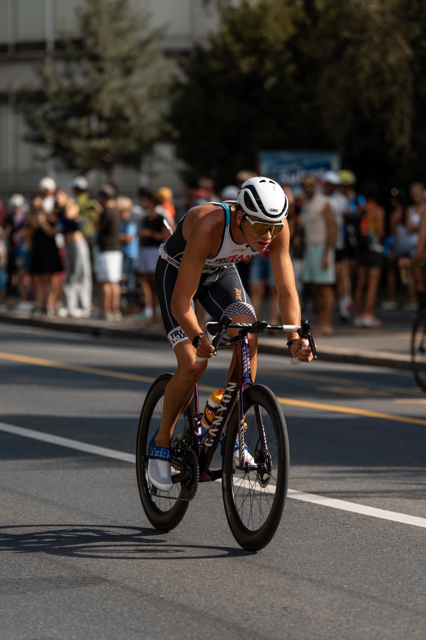 Sam Rossier à vélo pendant un triathlon